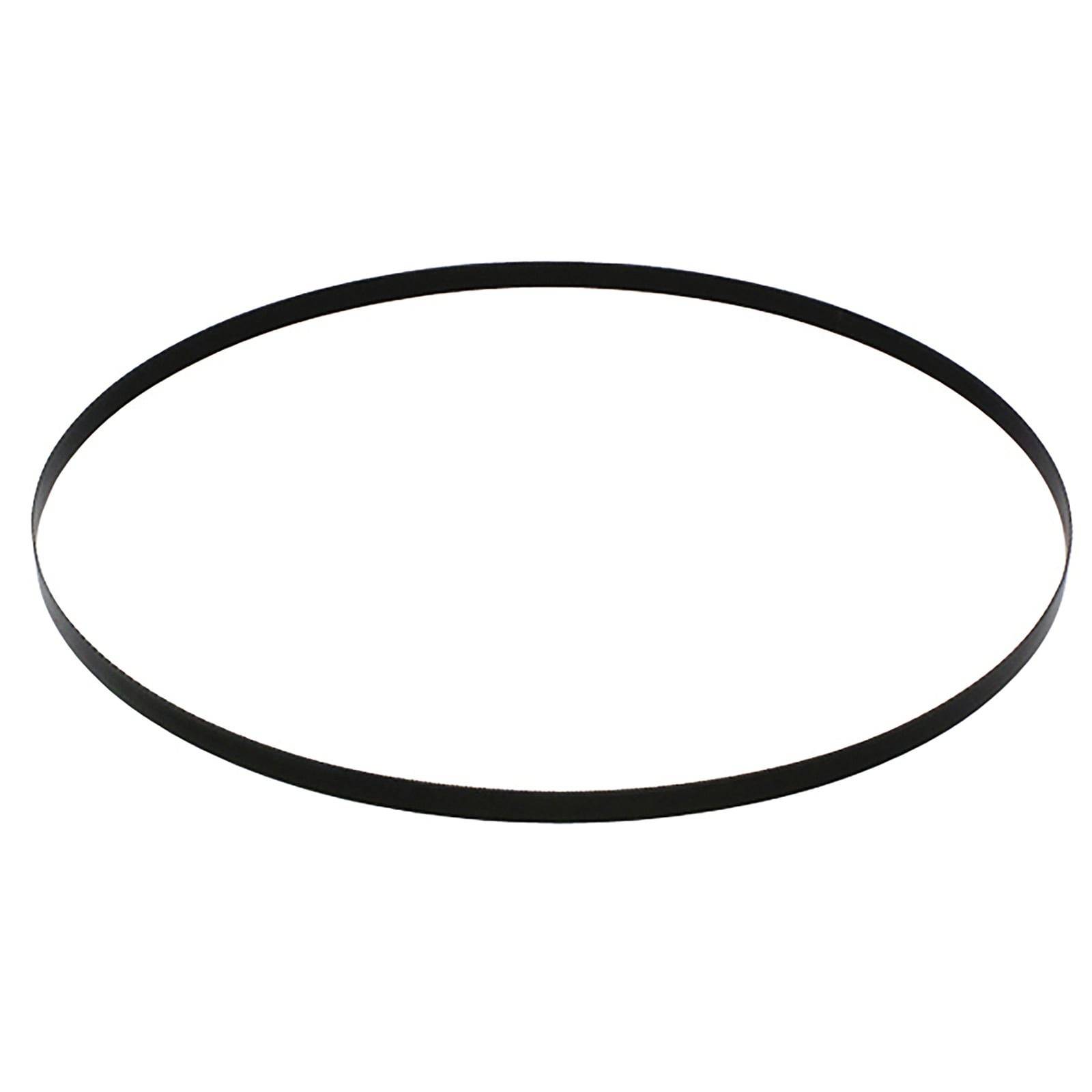 Ein schwarzer kreisförmiger Ring auf weißem Hintergrund, möglicherweise ein Gürtel oder ein Band, von einem leicht erhöhten Winkel aus betrachtet.