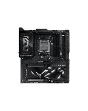 Schwarzes Computer-Motherboard mit CPU-Sockel, RAM-Steckplätzen, Erweiterungssteckplätzen und Kühlkörperblende auf weißem Hintergrund dargestellt.