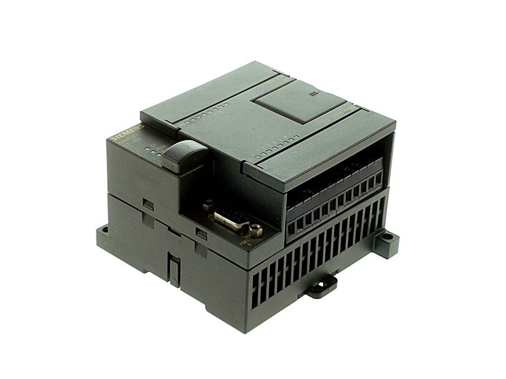 Kompaktes industrielles elektronisches Steuermodul mit belüfteten Seiten und Anschlussöffnungen, auf weißem Hintergrund dargestellt.