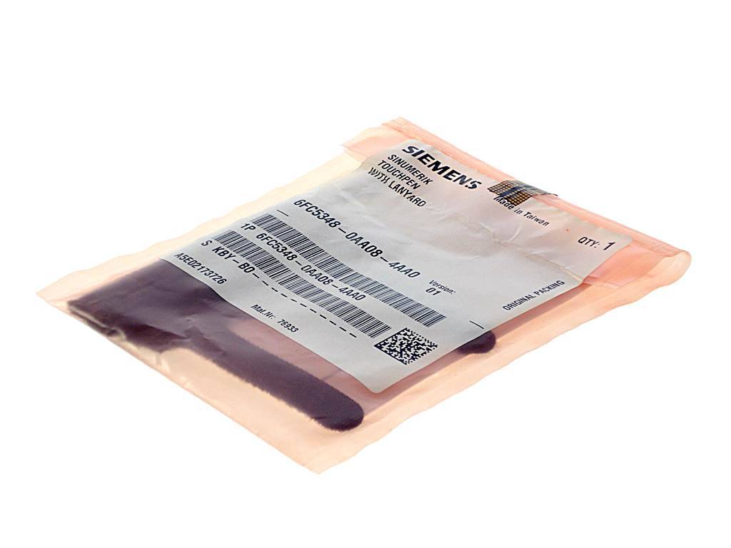 Versiegelter Siemens-Probenbeutel für Medizinproben mit beschriftetem Barcode und einer dunklen Gewebeprobe im Inneren auf weißem Hintergrund