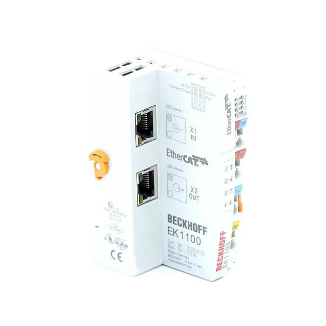 Beckhoff EK1100 EtherCAT-Koppler-Modul mit zwei Ethernet-Anschlüssen und farbigen Terminal-Anschlüssen auf weißem Hintergrund.