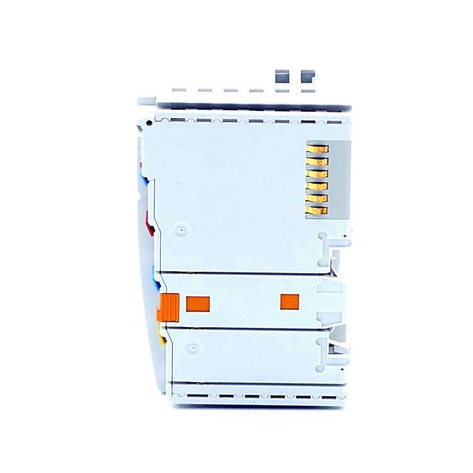Weißes modulares elektrisches Gerätekomponenten mit vergoldeten Kontaktstiften und orangefarbenen Laschen, isoliert auf einfachem Hintergrund dargestellt.