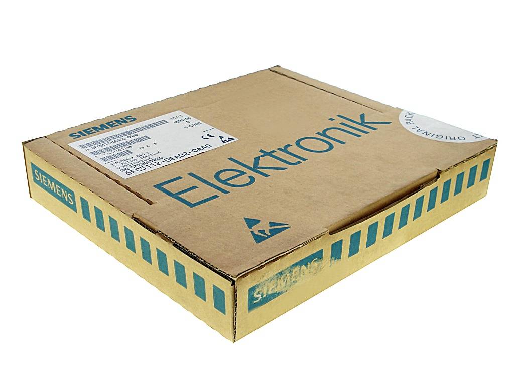 Ein geschlossener Karton von Siemens Elektronik mit Produktetikett, auf weißem Hintergrund dargestellt.