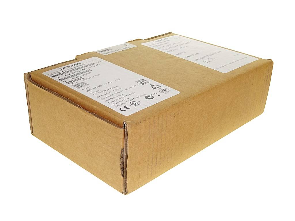 Versiegelter brauner Versandkarton mit aufgedruckten Adressetiketten auf weißem Hintergrund