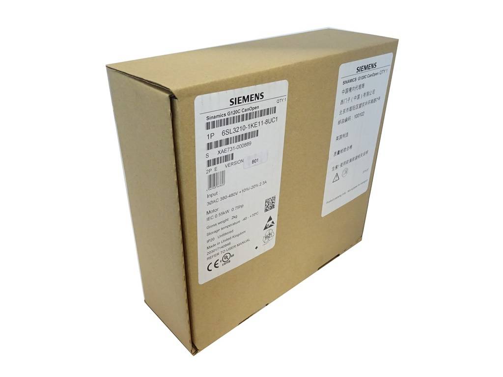 Eine Siemens-Produktverpackung auf weißem Hintergrund, geschlossen dargestellt, mit Versandetiketten auf der Vorder- und Seitenseite.