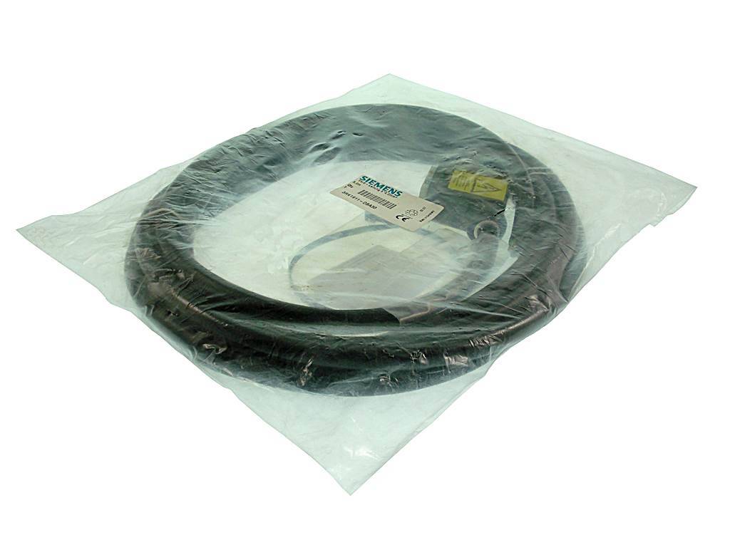 Aufgerolltes schwarzes Kabel, versiegelt in einem durchsichtigen Plastikbeutel auf weißem Hintergrund.