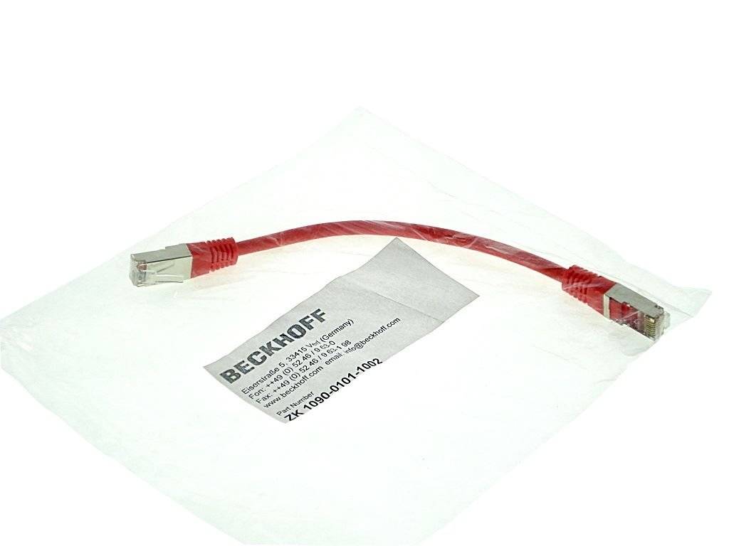 Rotes Ethernet-Patchkabel in einem durchsichtigen Plastikbeutel mit einem Beckhoff-Etikett.