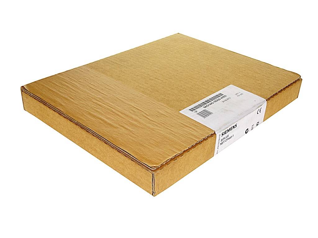 Flacher Versandkarton aus Pappe mit einem weißen Produktetikett oben, geschlossen auf einem einfarbig weißen Hintergrund dargestellt.