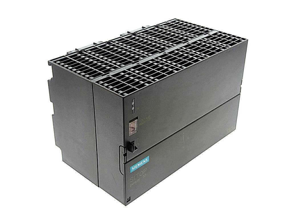 Graues Siemens-Industrie-Steuermodul für Elektrotechnik mit belüftetem Oberteil-Gitter und vorderer Zugangsabdeckung, auf weißem Hintergrund dargestellt.