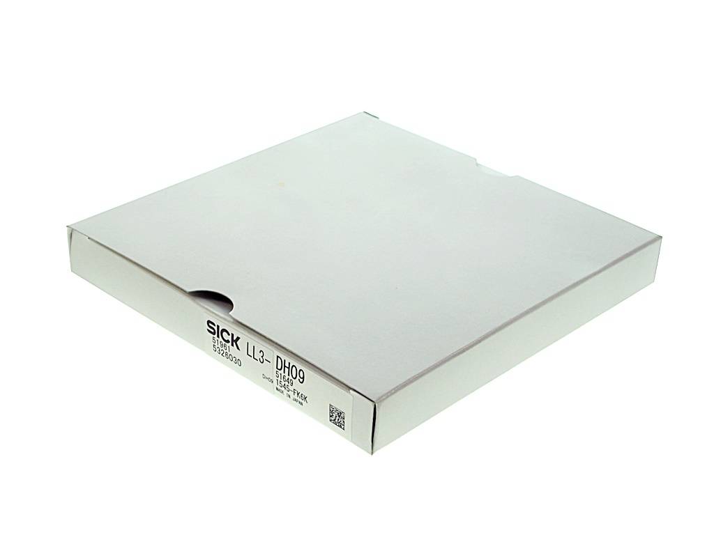 Geschlossene weiße Versandkartonverpackung mit einer vorderen Aussparung und dem Etikett „SICK U3-DH09“ an der Seite, auf weißem Hintergrund dargestellt.