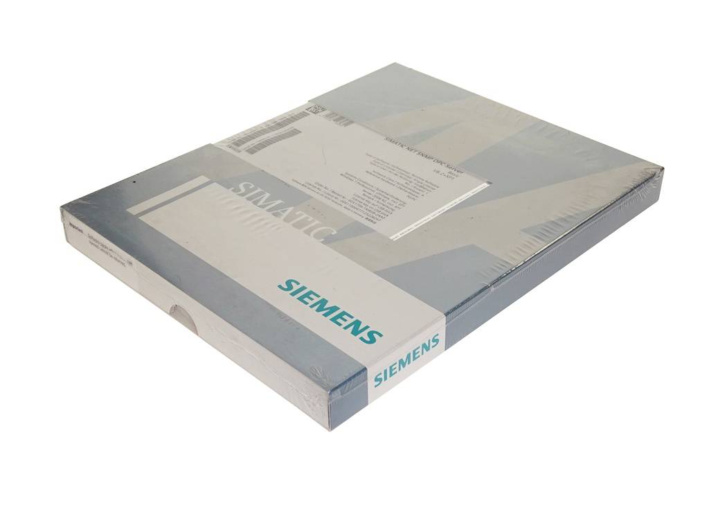 Eine versiegelte Siemens-SIMATIC-Softwarebox mit einer durchsichtigen Dokumententasche oben, auf weißem Hintergrund dargestellt.