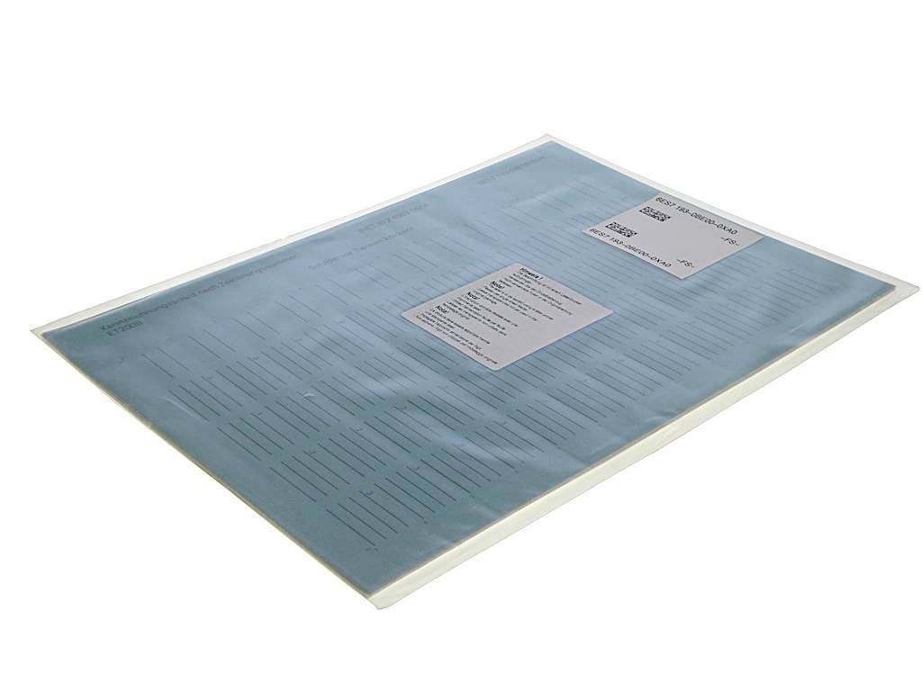 Stapel blau getönter medizinischer Formulare bzw. Krankenakten-Papier mit aufgedruckten Etiketten, perspektivisch dargestellt auf weißem Hintergrund.