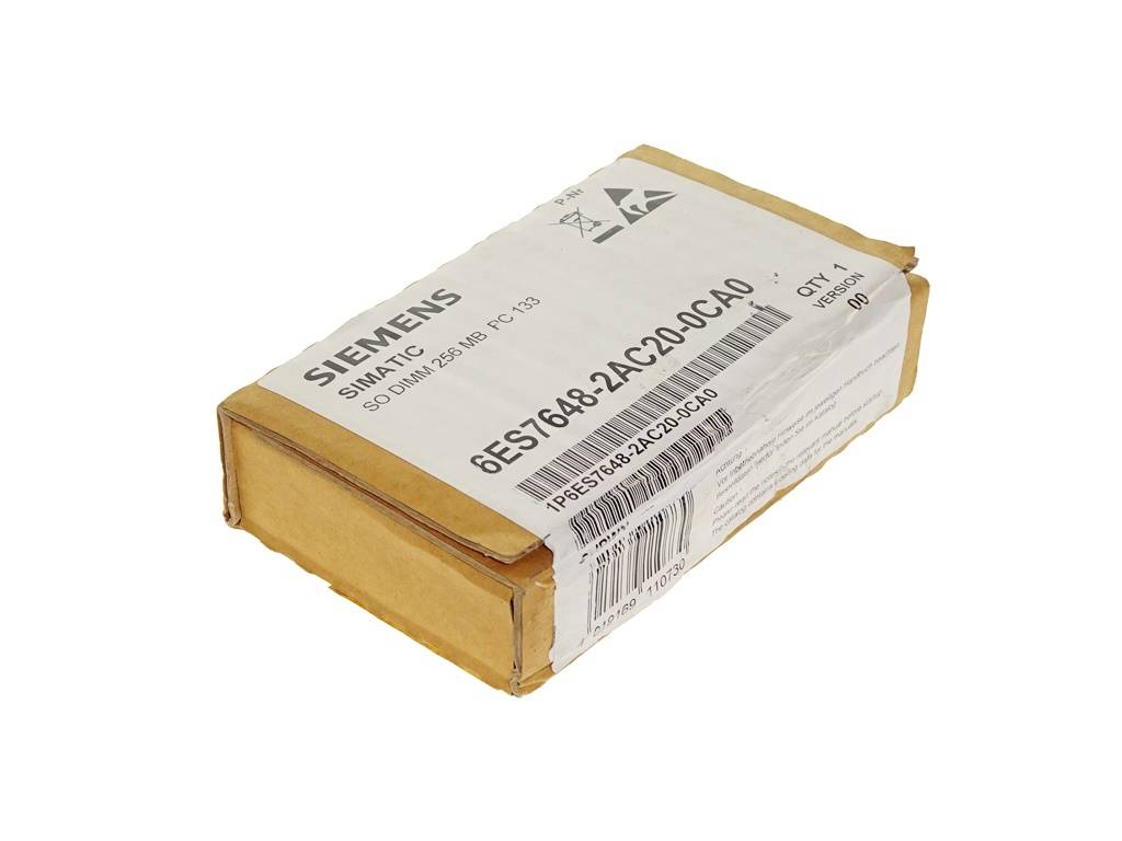 Ein kleiner Versandkarton von Siemens mit Produktetikett und Barcode, vor weißem Hintergrund fotografiert.
