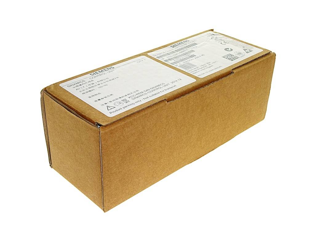 Versandkarton aus Pappe mit Produktetiketten oben, freigestellt auf weißem Hintergrund.