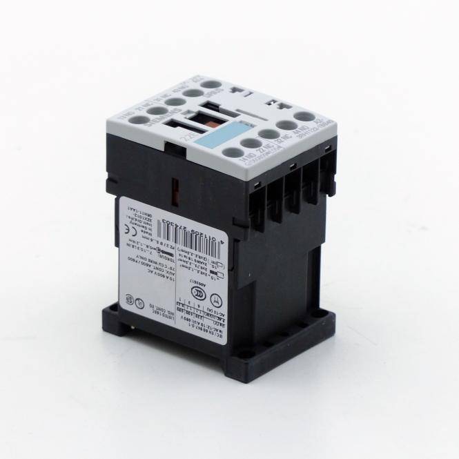 Ein schwarzes elektrisches Schütz- oder Relaismodul mit grauer Oberseite und beschrifteter Seitenfläche, dargestellt auf weißem Hintergrund.