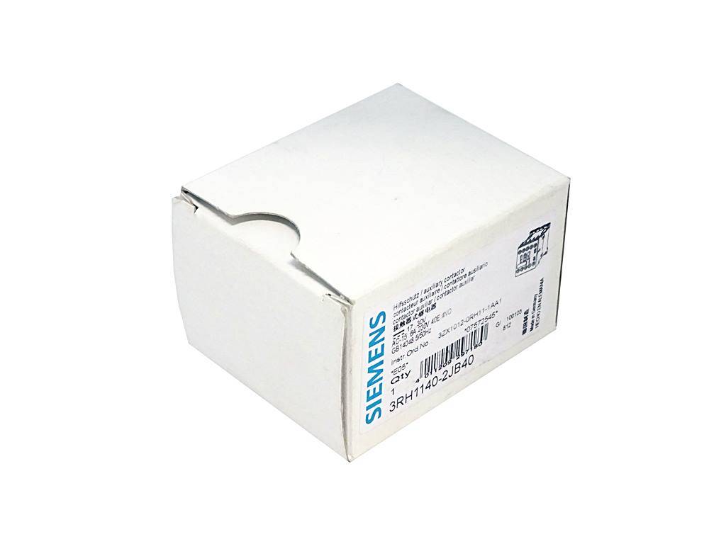 Weiße Siemens-Produktverpackung mit seitlichem Etikett und Barcode, an einer Ecke leicht geöffnet, vor einem schlichten Hintergrund.