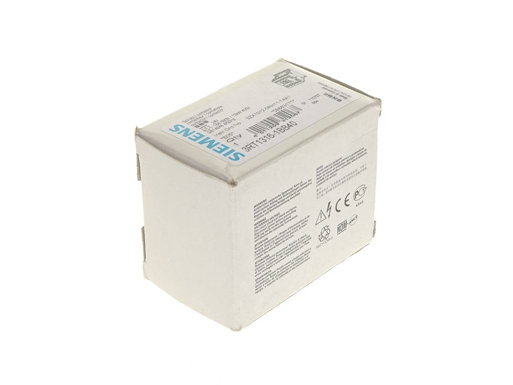 Weiße Siemens-Produktverpackung mit aufgedruckten Etiketten und Barcodes auf einem schlichten Hintergrund.