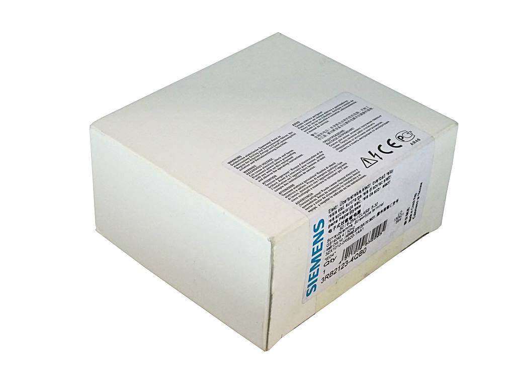 Weiße Siemens-Produktverpackung mit aufgedrucktem Etikett und Barcode oben, vor einem schlichten Hintergrund.