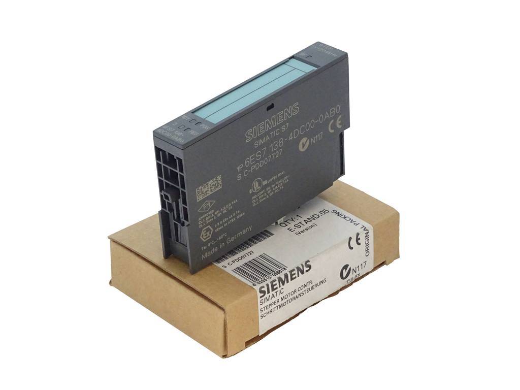 Elektronikmodul Siemens SIMATIC, auf seiner Kartonverpackung stehend, vor weißem Hintergrund.
