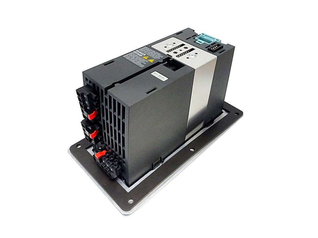 Industrielles elektrisches Steuermodul, auf einer Grundplatte montiert, mit belüftetem Gehäuse, Klemmenanschlüssen und oberen Kabelanschlüssen.