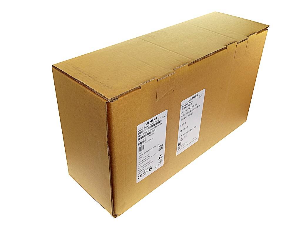Schlichter brauner Versandkarton aus Pappe mit zwei weißen Produktetiketten auf weißem Hintergrund.