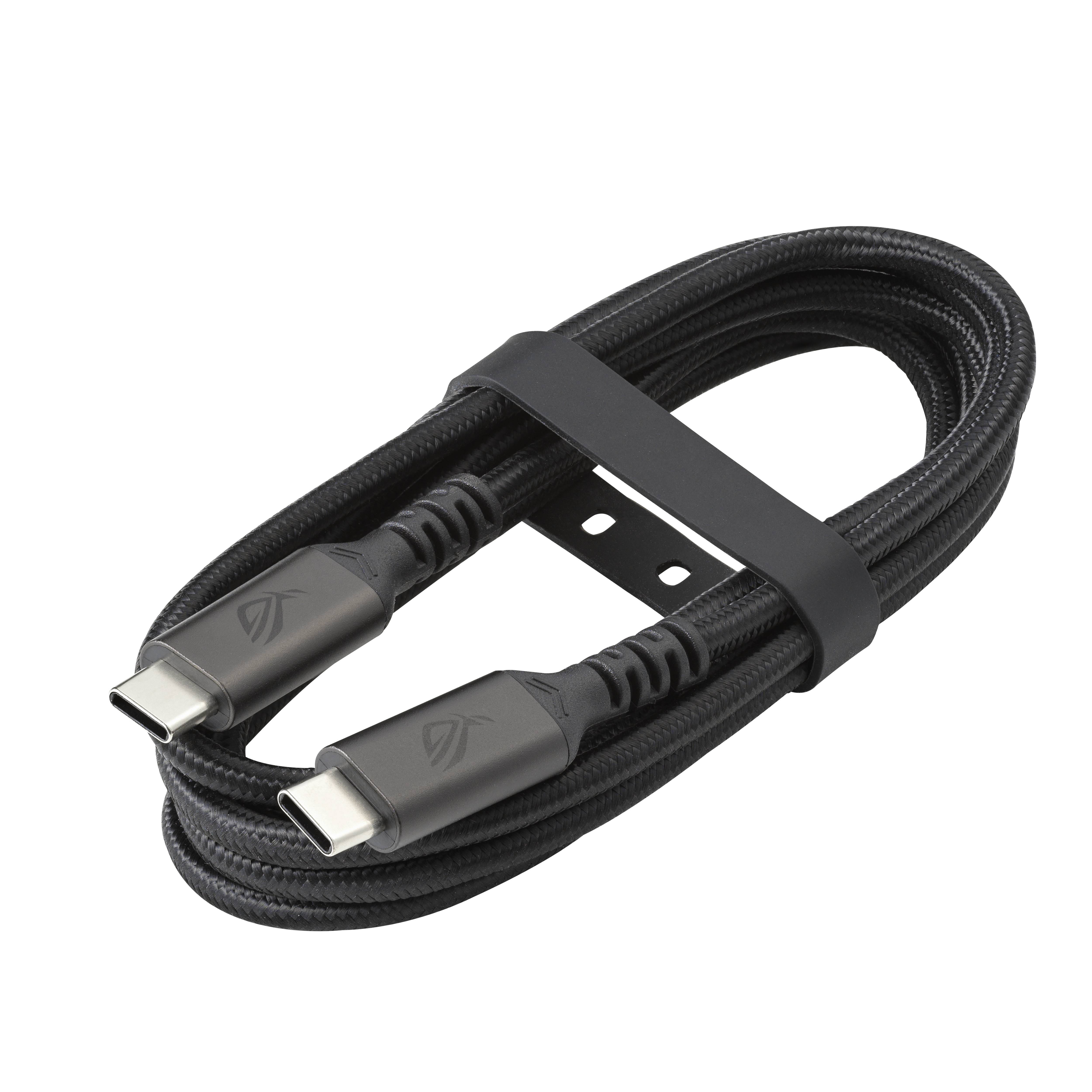 Schwarzes geflochtenes USB-C-Ladekabel mit beiden Enden sichtbar, ordentlich aufgerollt und mit einem Riemen auf schwarzem Hintergrund gehalten.