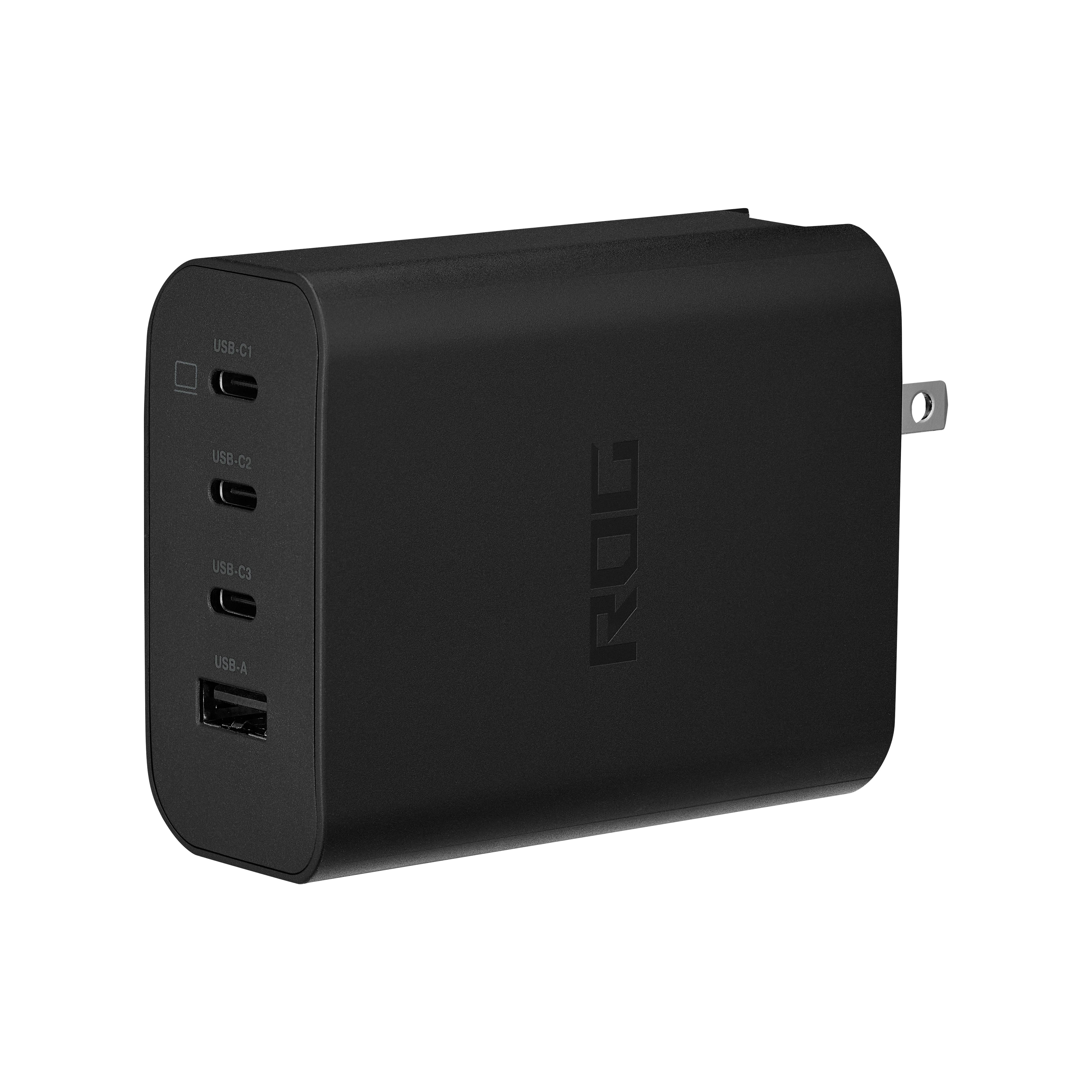 Schwarzes RIG-Wandladegerät mit drei USB-C-Anschlüssen und einem USB-A-Anschluss, in schräger Position vor schwarzem Hintergrund gezeigt.
