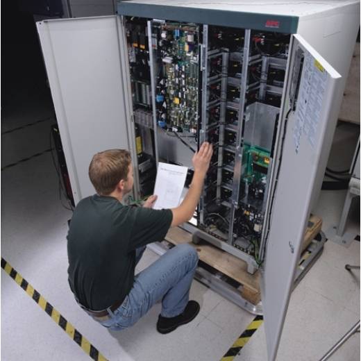 APC On-Site Service 4 Hour Response On-Site Service Upgrade to Factory Warranty or Existing On-Site Service Contract - Serviceerweiterung
