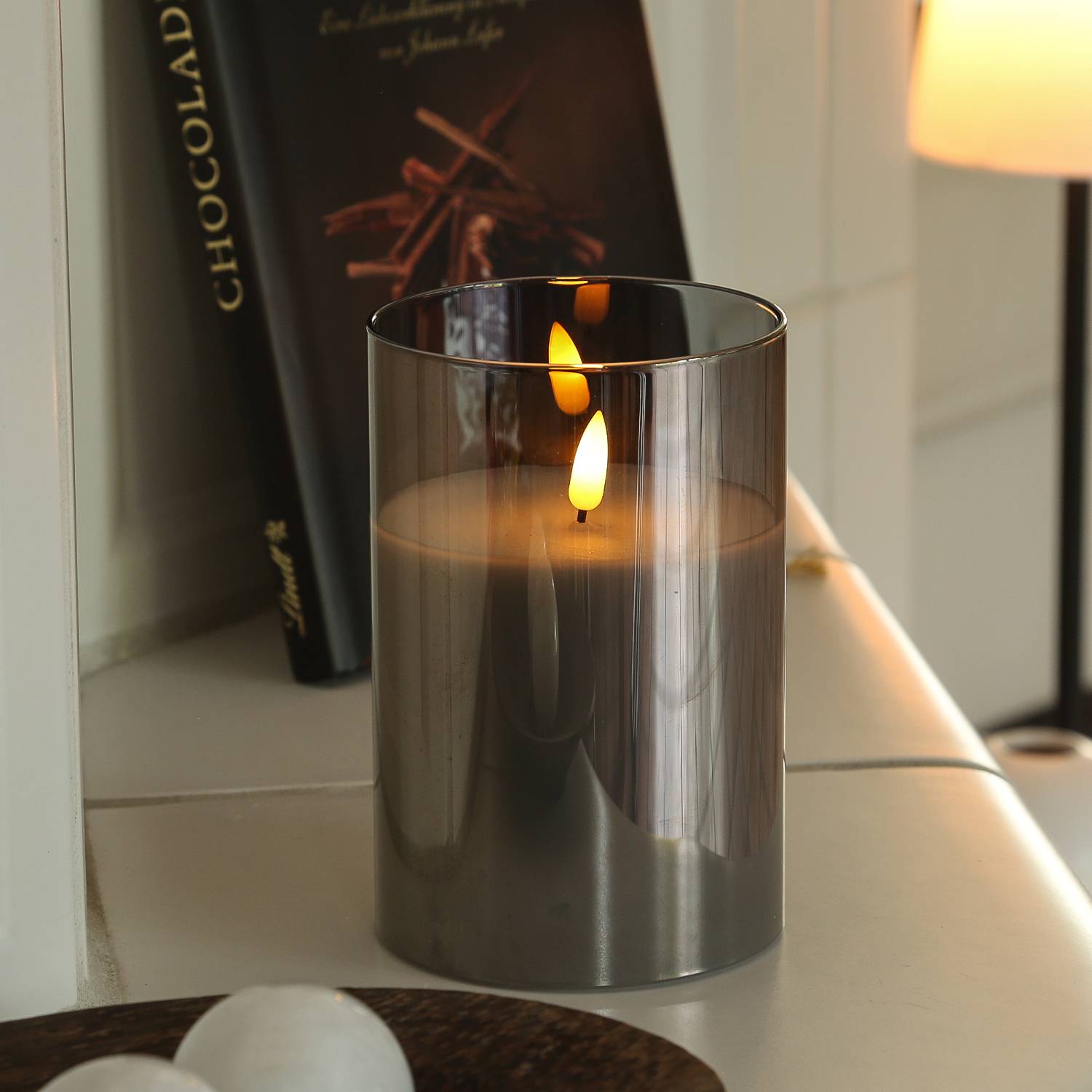 LED Kerze im Glas Windlicht Echtwachs flackernd Timer H: 15cm D: 10cm grau