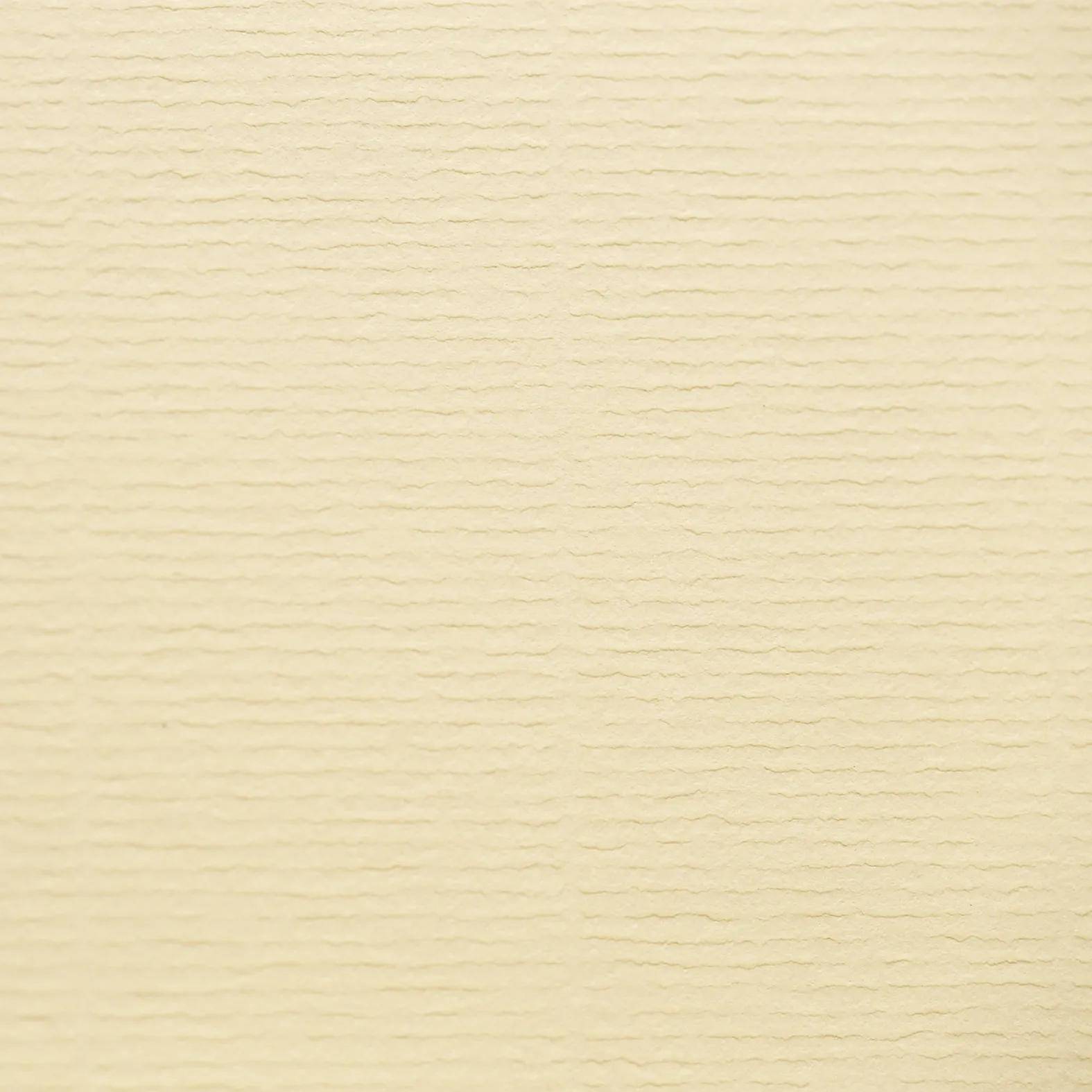 Eine strukturierte beige Oberfläche mit feinen horizontalen Rippen, die ein weiches, haptisches Aussehen erzeugt.