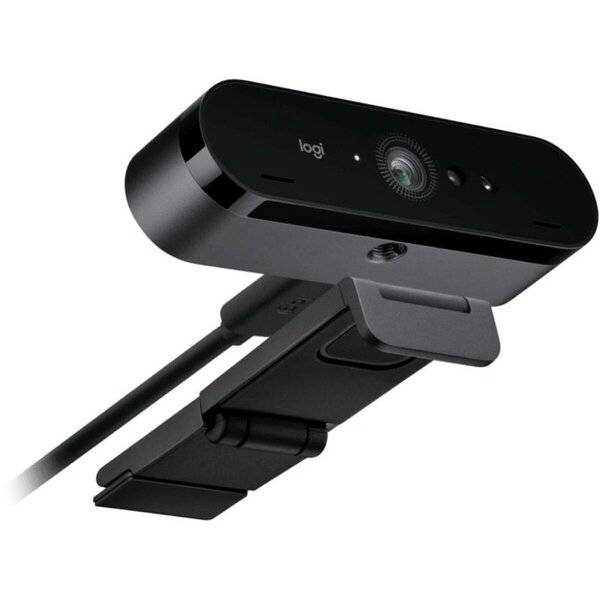 Schwarze Logitech-Webcam mit Clip-Halterung und sichtbarem Objektiv, angewinkelt an einem Kabel vor weißem Hintergrund.