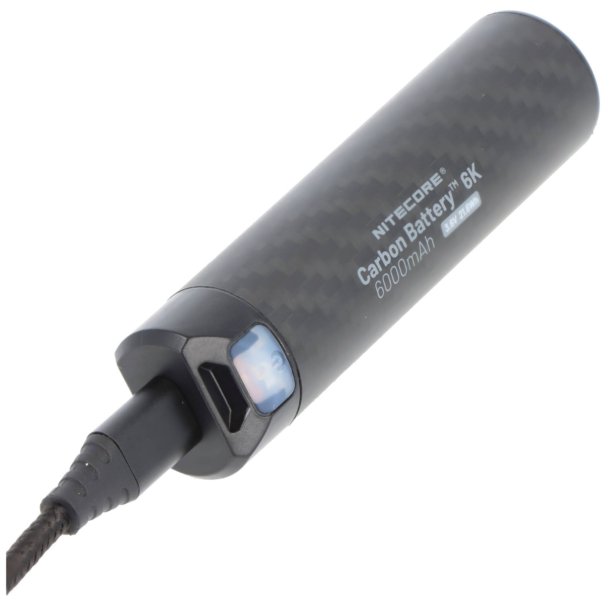 Schwarze Nitecore Carbon Batterie 6K 6000mAh Taschenlampe mit angebrachtem Kabel, auf weißem Hintergrund dargestellt.