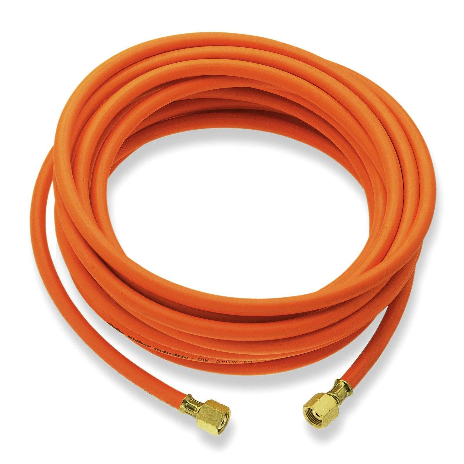 Orange Gummischlauch, sauber aufgerollt mit Messingfittings an beiden Enden, für den Einsatz mit Luft oder Wasser in verschiedenen Anwendungsbereichen konzipiert.