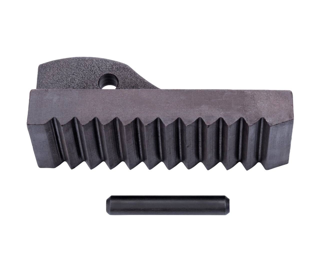 Eine schwarze Metallzahnstange und ein Zahnrad mit mehreren Zähnen, die für mechanische Anwendungen oder Maschinen verwendet werden.