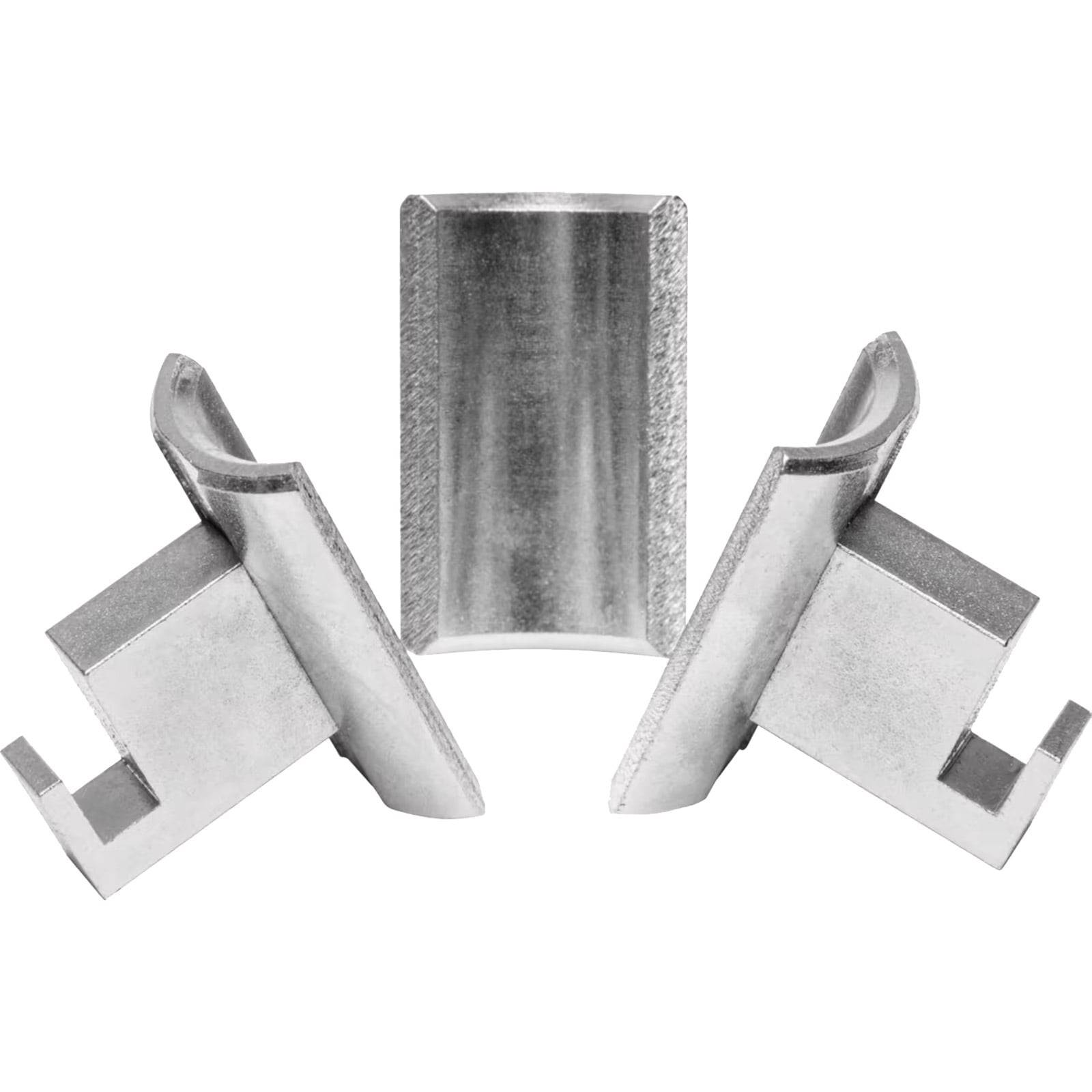 Drei Metalleckbeschläge, die in einer dreieckigen Anordnung positioniert sind und ihre kantige Gestaltung sowie glänzende Oberflächenveredelung zur Geltung bringen.