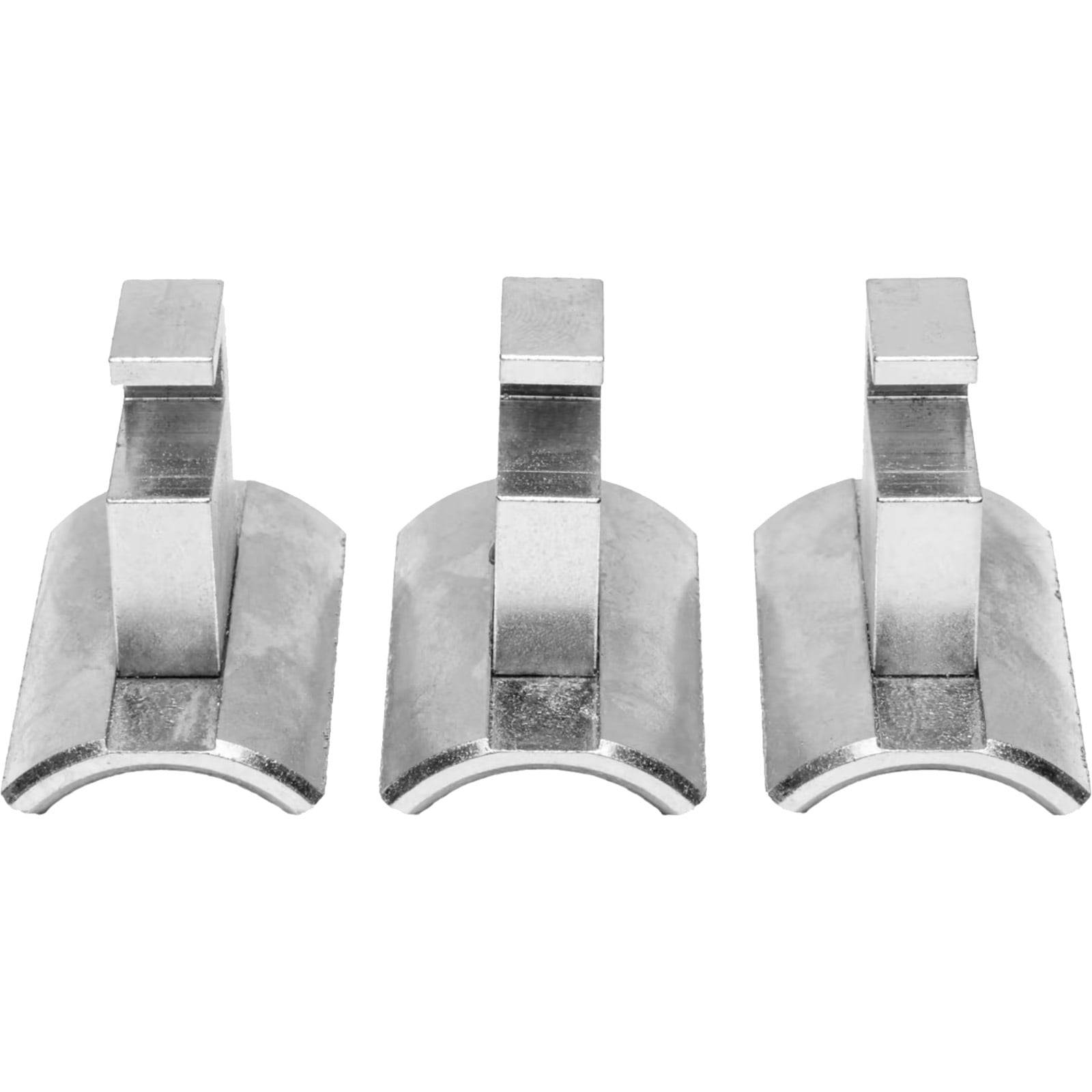 Drei Metallhalterungen mit U-förmiger Basis und vertikalen Erweiterungen, nebeneinander auf einem einfarbigen Hintergrund ausgerichtet.