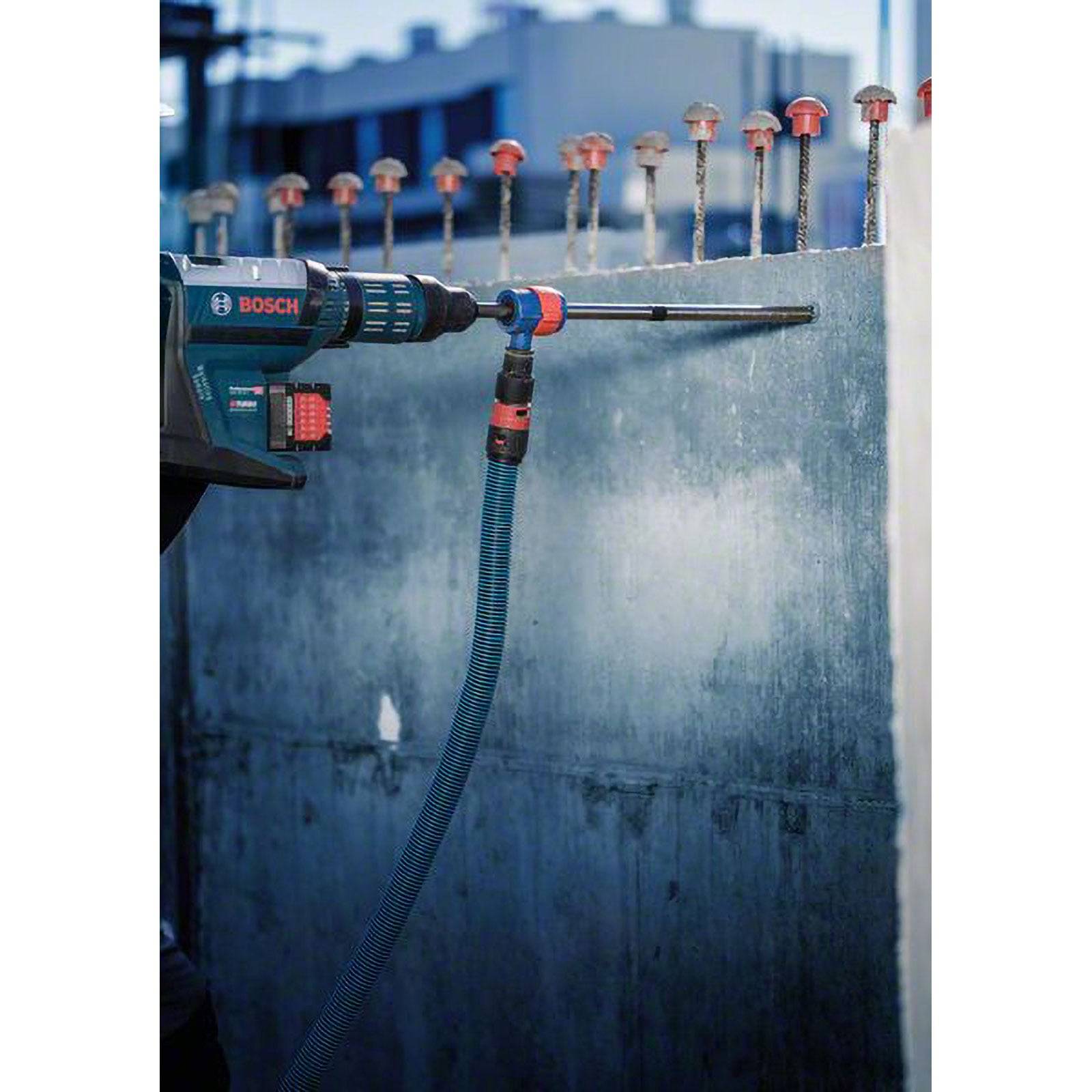 Ein Akkuschrauber mit Bosch-Logo befestigt Bewehrungsstäbe auf einer Betonoberfläche und zeigt Bauarbeiten im Gange mit urbaner Hintergrundkulisse.