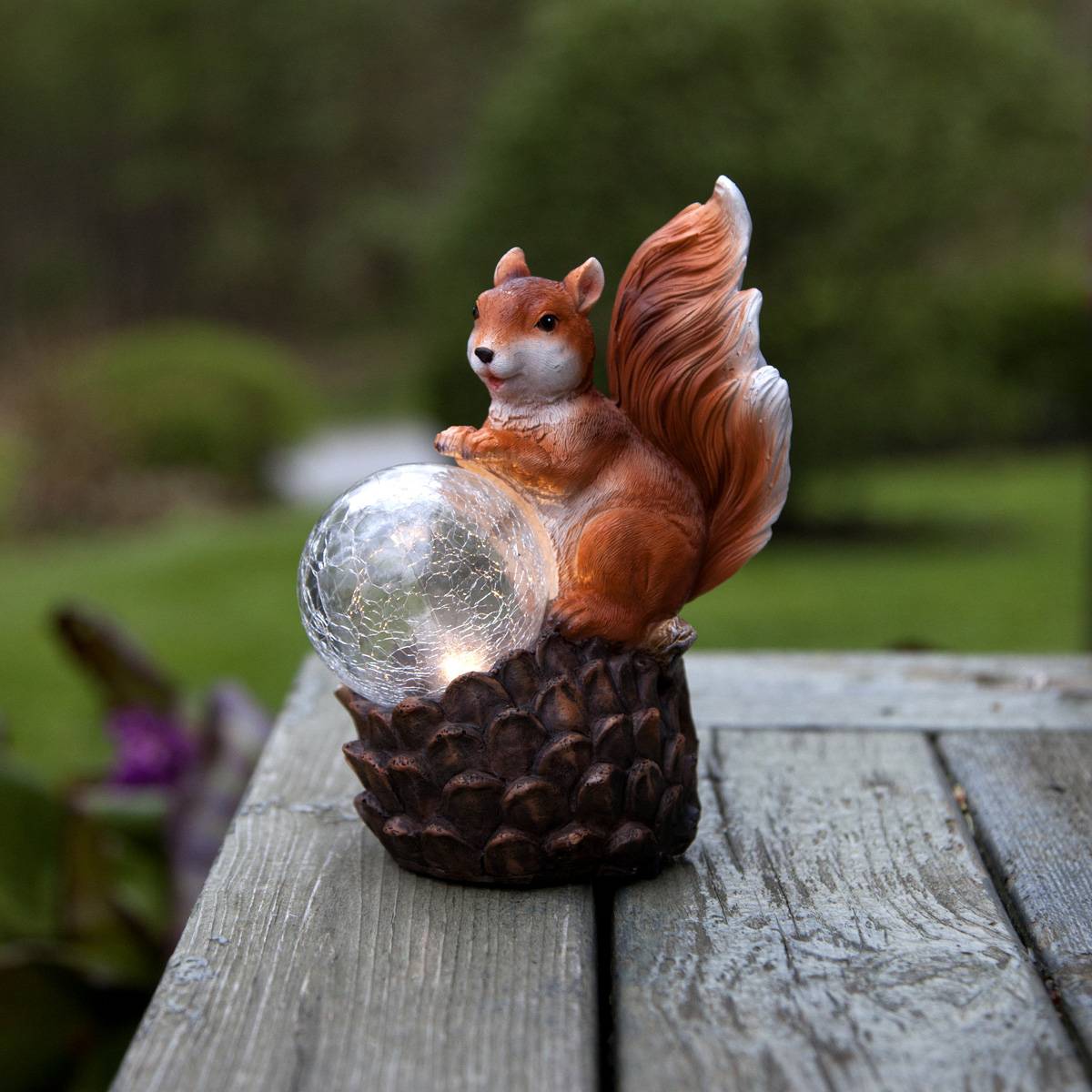 LED Solar Gartenfigur Eichhörnchen mit Lichtkugel, LED in Glaskugel, Lichtsensor