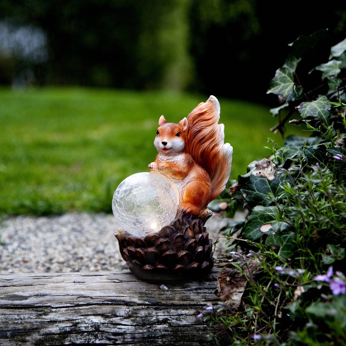 LED Solar Gartenfigur Eichhörnchen mit Lichtkugel, LED in Glaskugel, Lichtsensor