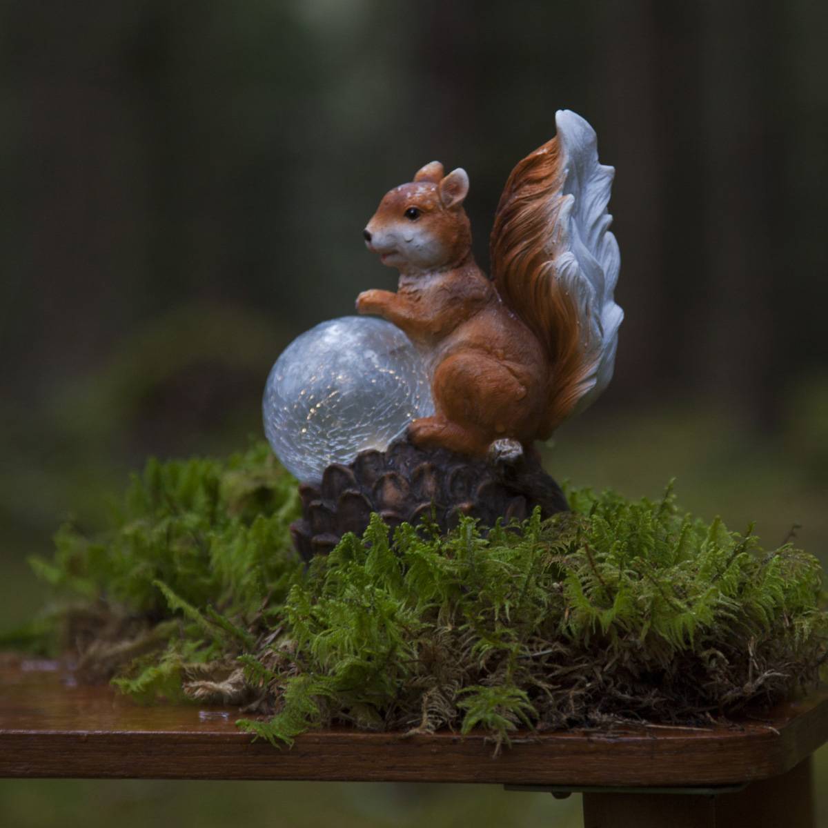 LED Solar Gartenfigur Eichhörnchen mit Lichtkugel, LED in Glaskugel, Lichtsensor