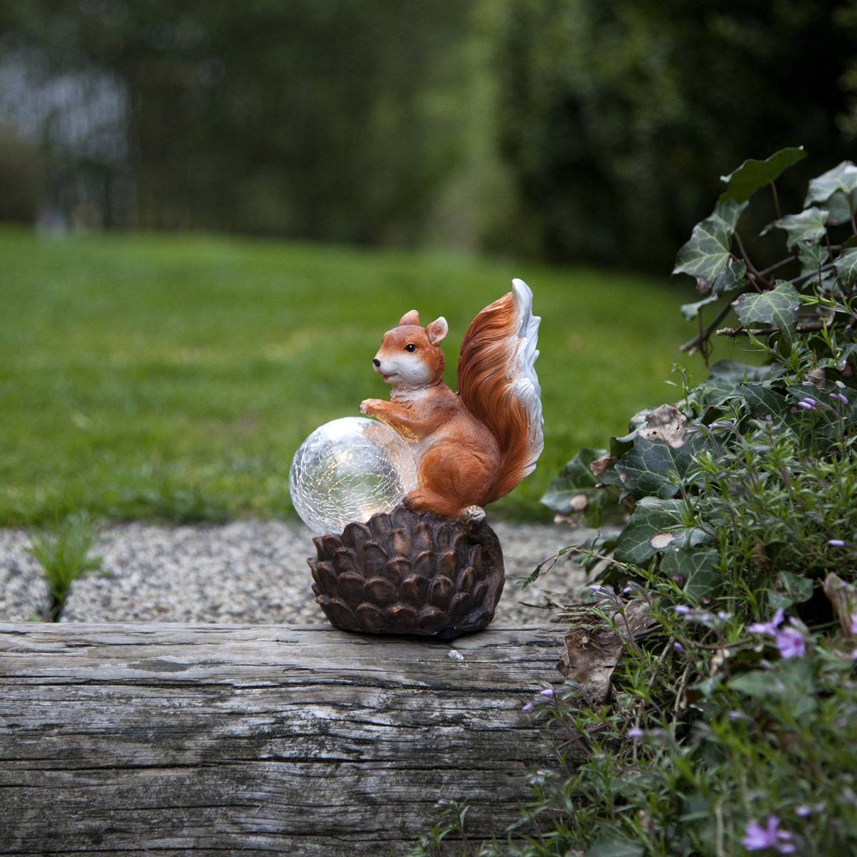 LED Solar Gartenfigur Eichhörnchen mit Lichtkugel, LED in Glaskugel, Lichtsensor