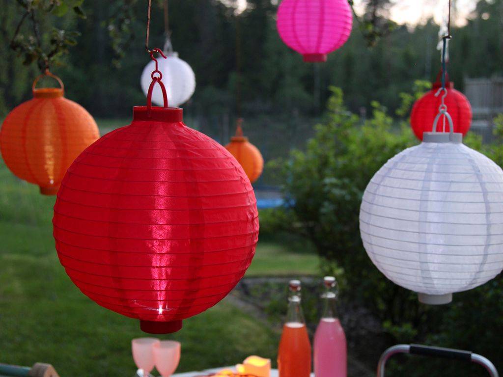 LED Solar Lampion Festival Hängeleuchte Balkon Terrasse D: 25cm Sensor blau