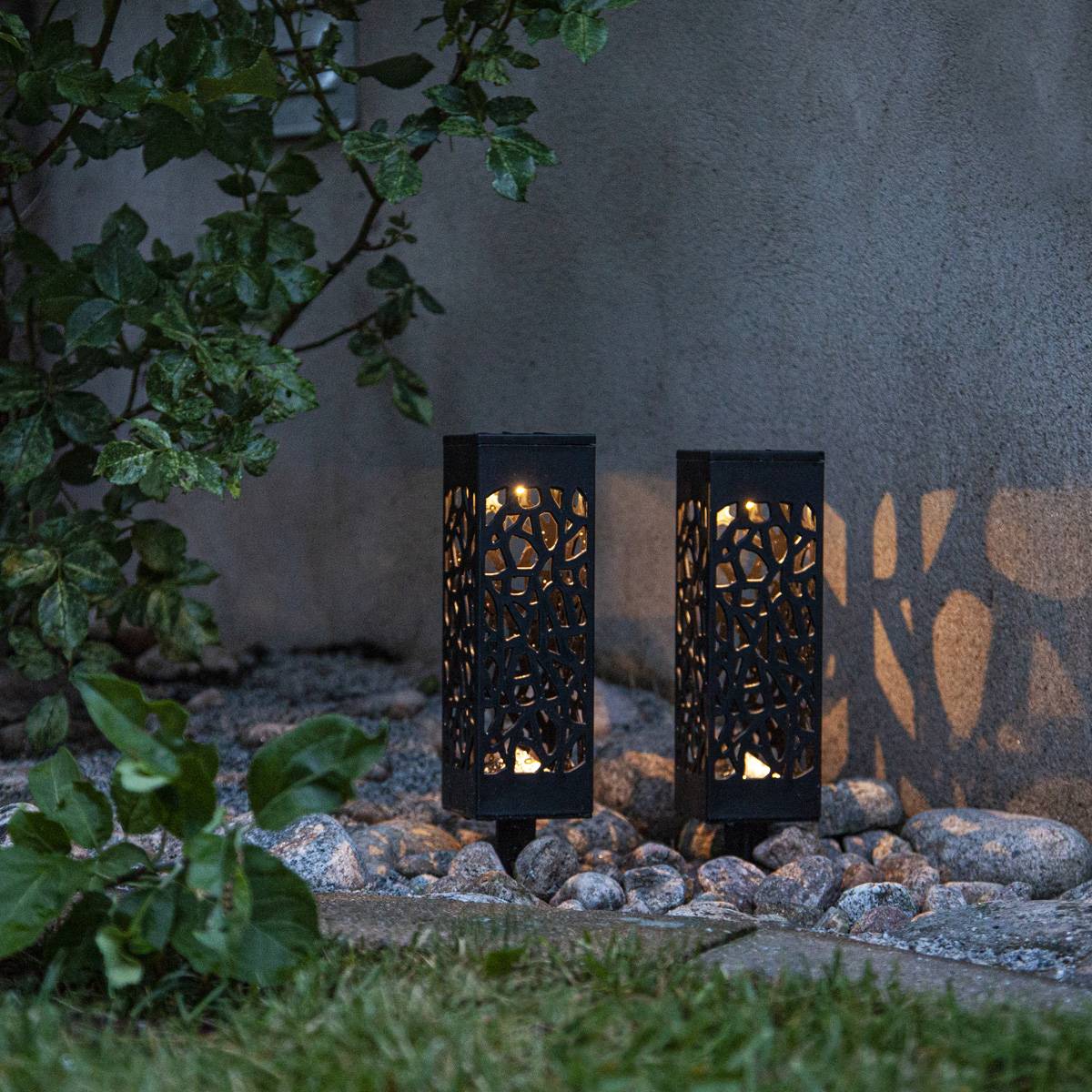 LED Solar Wegleuchte Schattenlaterne Lochmuster H: 18cm Balkon Garten 2er Set