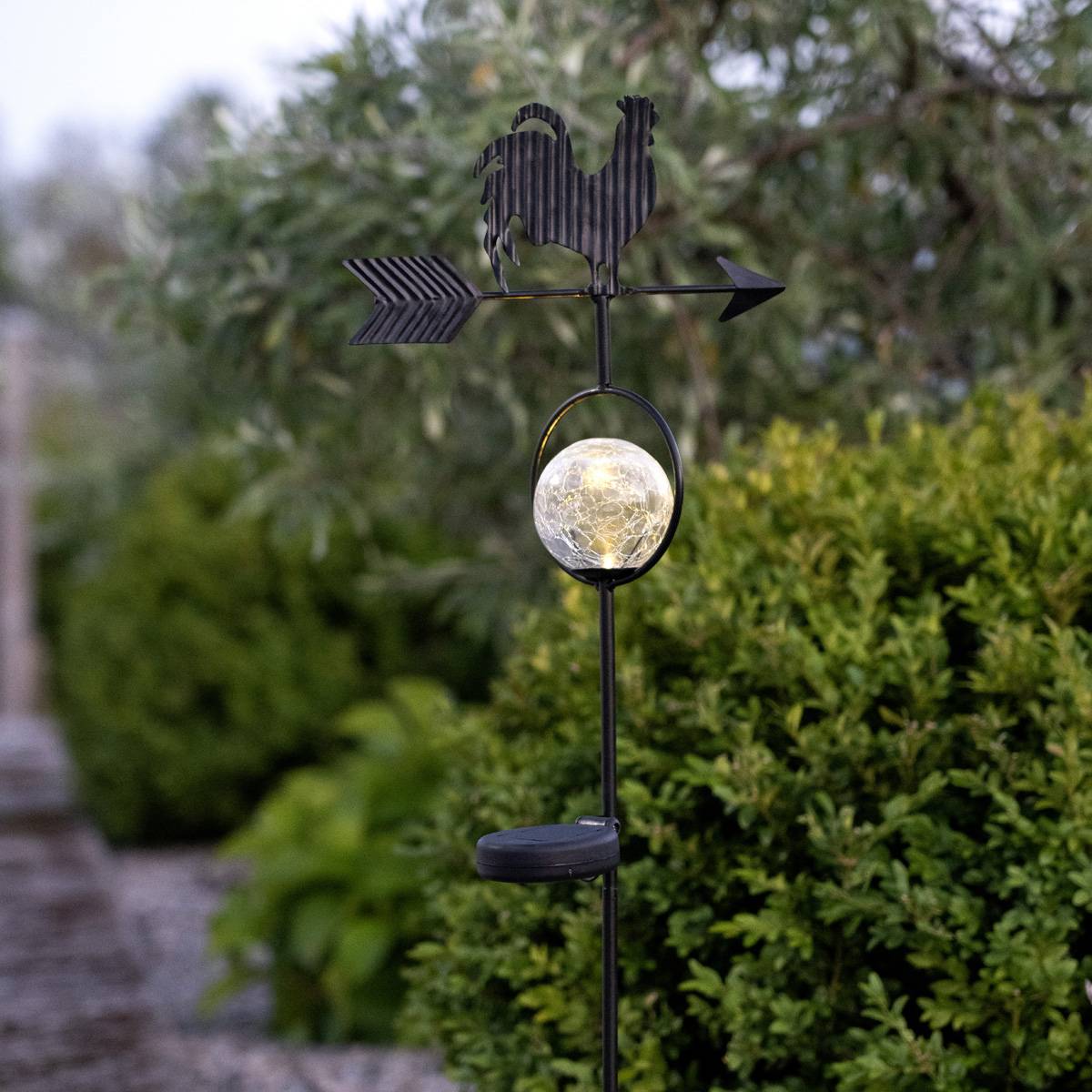 LED Solarstab Hahn mit Windrichtungspfeil H: 81cm Wetterhahn Kugel beleuchtet