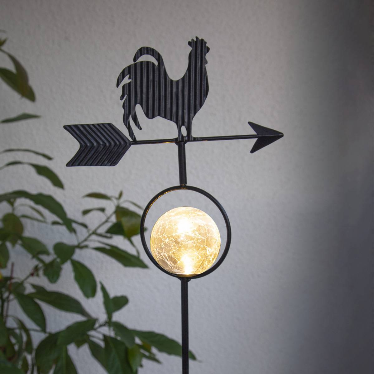LED Solarstab Hahn mit Windrichtungspfeil H: 81cm Wetterhahn Kugel beleuchtet