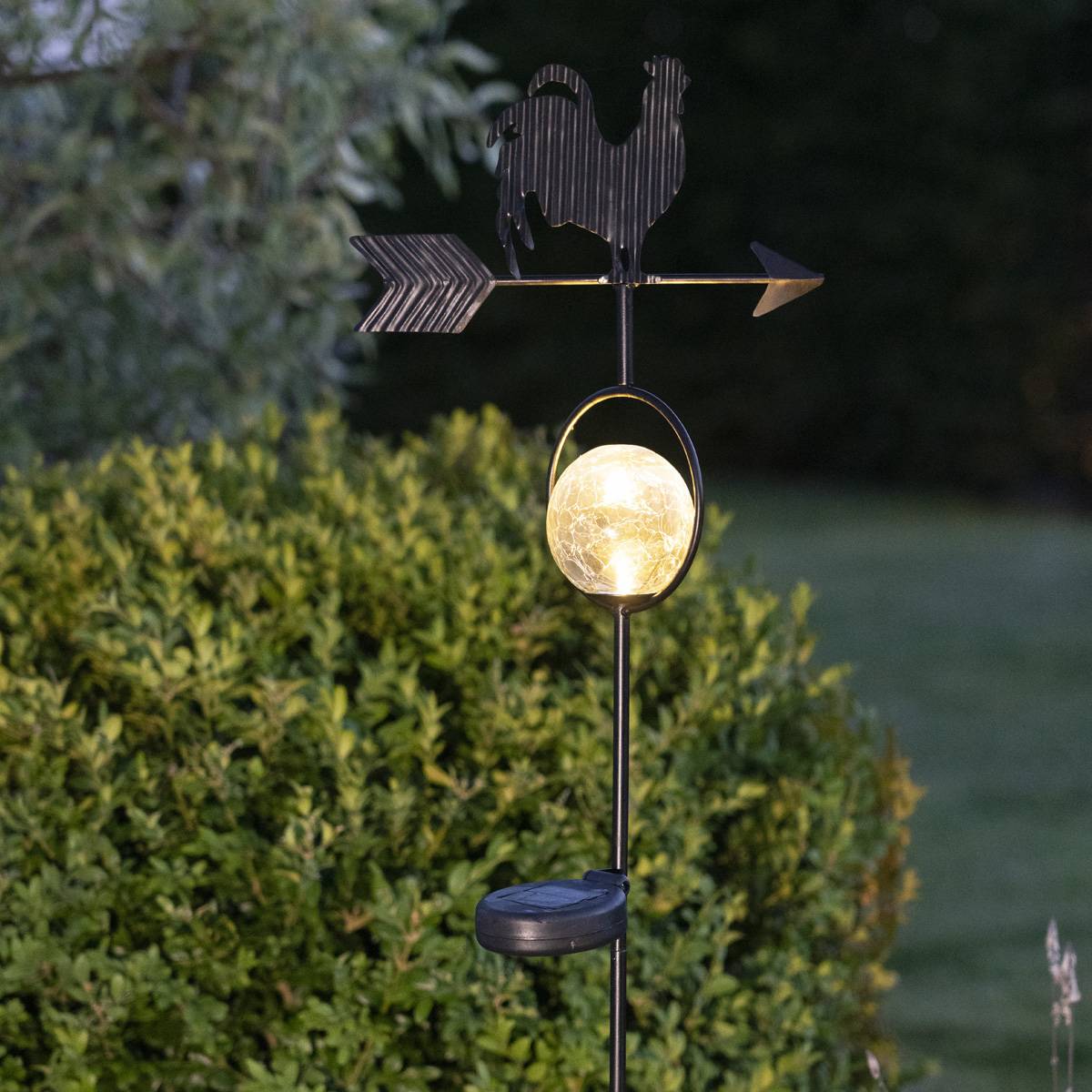 LED Solarstab Hahn mit Windrichtungspfeil H: 81cm Wetterhahn Kugel beleuchtet