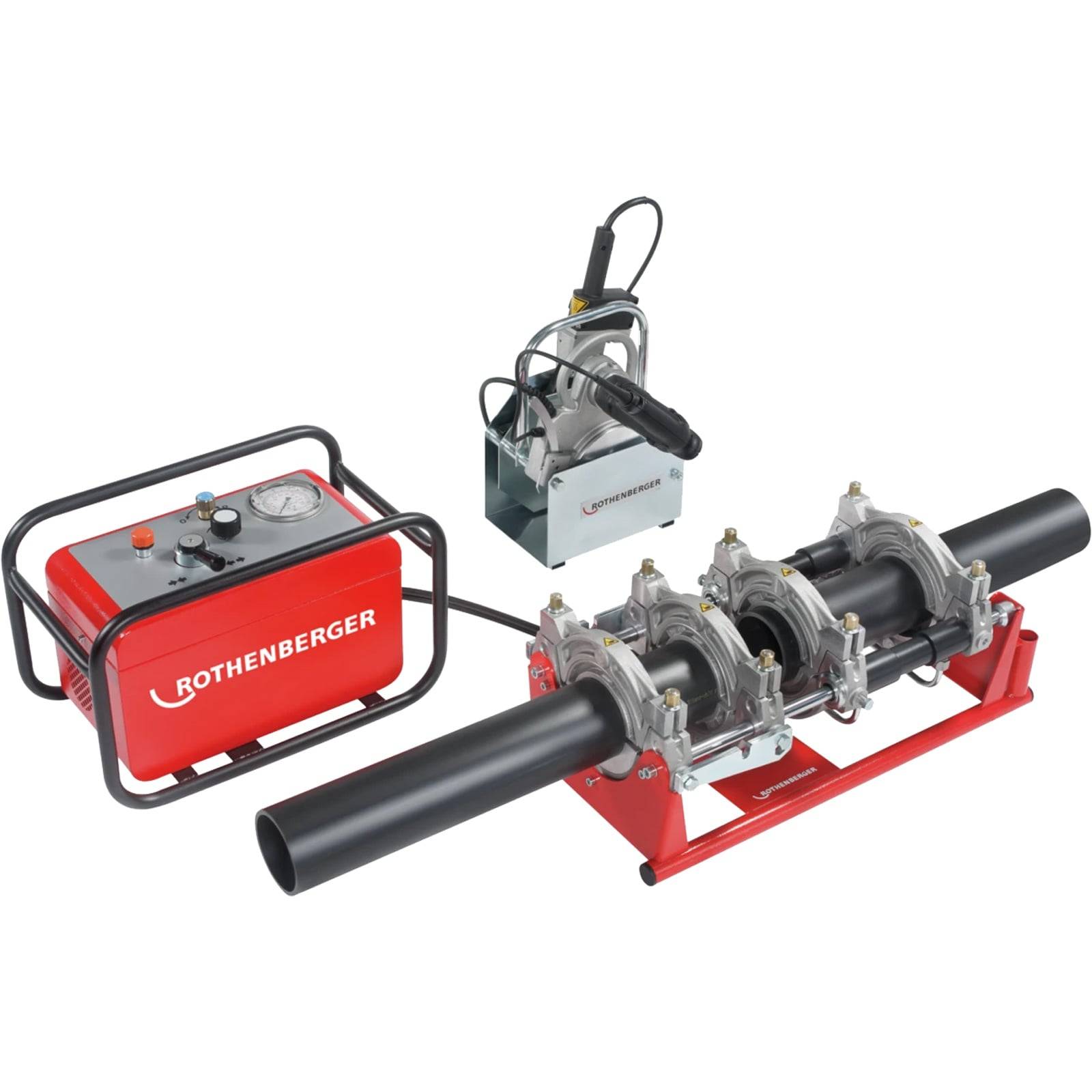ROTHENBERGER' Rohrverschweißungsmaschine mit Doppelklemmensystem und Steuereinheit, die ein schwarzes Rohr zur Verbindung positioniert zeigt.