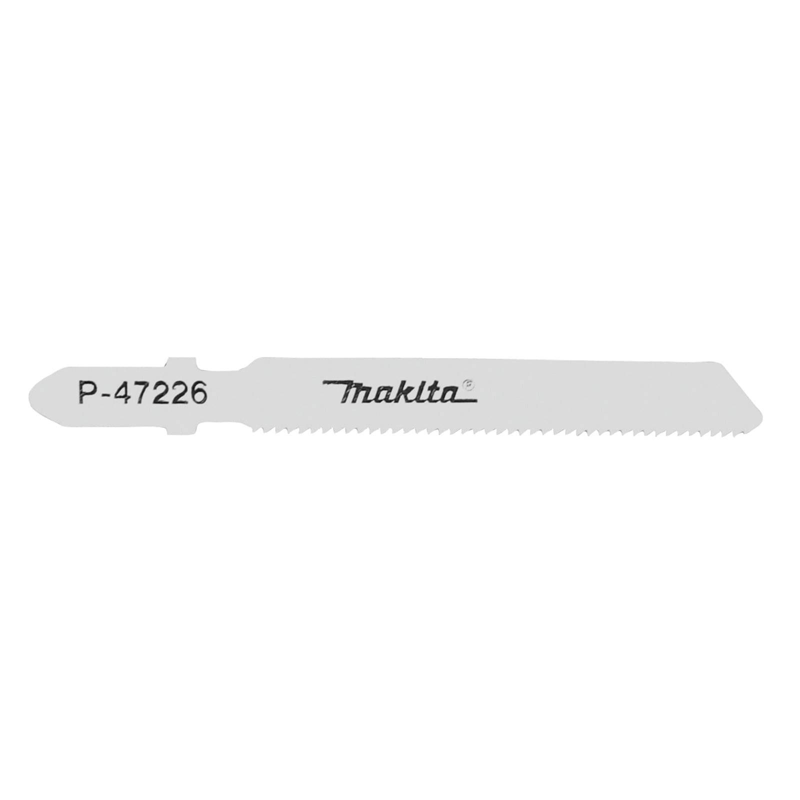 Eine silberne Makita-Sägeblatt mit der Modellnummer 'P-47226', die darauf eingraviert ist. Das Blatt hat feine Zähne entlang einer Kante und ein gezacktes Ende.
