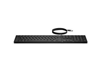 Eine schwarze kabelgebundene USB-Tastatur mit vollständiger Tastenbelegung, einschließlich eines Ziffernblocks, ist mit ihrem Kabel zusammengerollt oben aufgelegt.