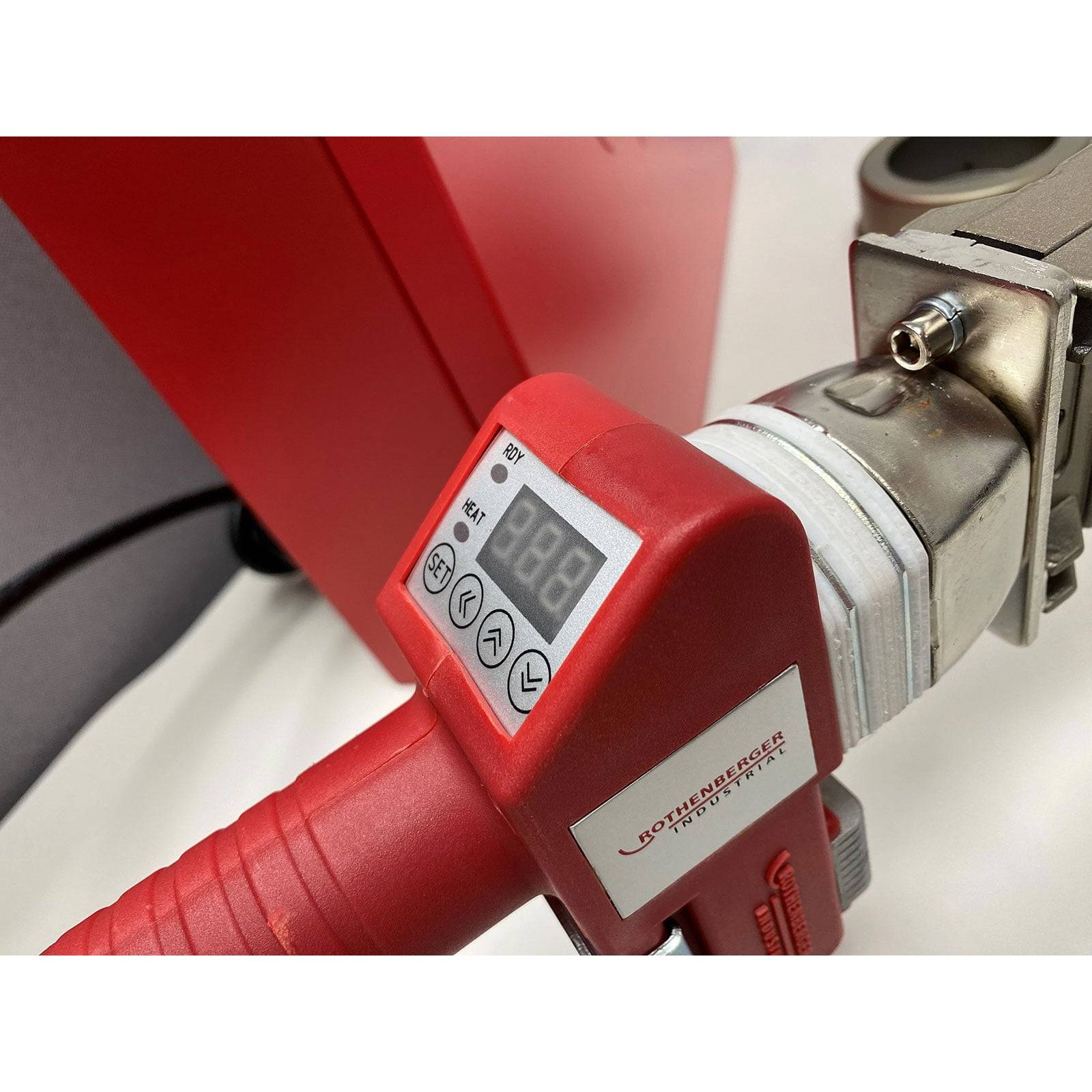 Eine Nahaufnahme eines roten Industriewerkzeugs mit angebrachter digitaler Anzeige, die 